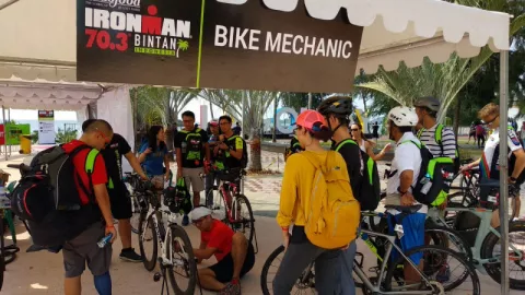 Sehari Jelang Lomba, Peserta Ironman 70.3 Sibuk Siap-siap - GenPI.co