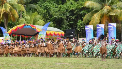 Tari Wor yang Enerjik Meriahkan Festival Biak Munara Wampasi - GenPI.co