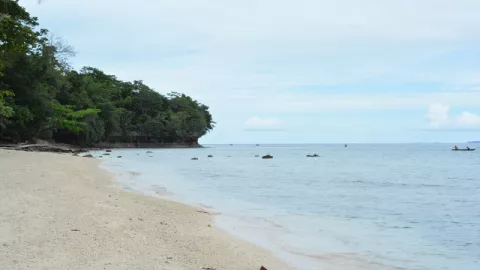 Di Biak Timur, Dua Pantai Ini Siap Bikin Kamu Betah - GenPI.co