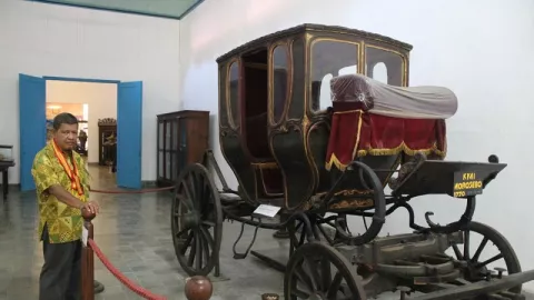 Di Museum Kasunanan Surakarta, Jangan Foto Kereta Jenasah - GenPI.co