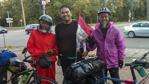 Dua Kakek Asal Riau ini Jelajahi Eropa dengan Sepeda - GenPI.co