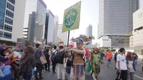 Parade Kostum Tradisional Kaltim Meriahkan CFD - GenPI.co