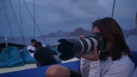 Di Labuan Bajo, Berllian Jadi Fotografer Dadakan - GenPI.co