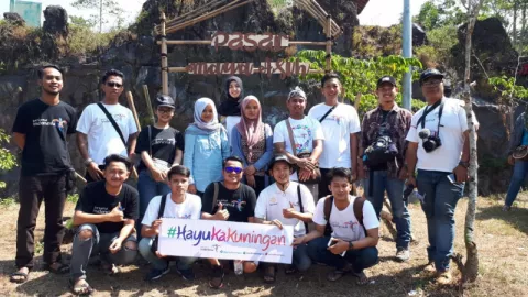 Panjat Tebing di Pasar Maya Asih - GenPI.co