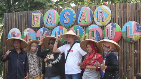 Pasar Cikundul Berbagi Kebahagiaan ke Masyarakat Sukabumi - GenPI.co