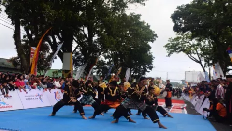 Budaya Minang Lepas Etape Pertama Tour de Singkarak 2018 - GenPI.co