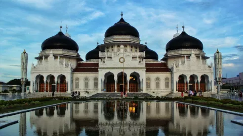 Menapaki Wisata Religi Masjid Raya Baiturrahman Kota Aceh - GenPI.co
