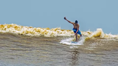 Pacu Adrenalin dengan Surfing Bono - GenPI.co