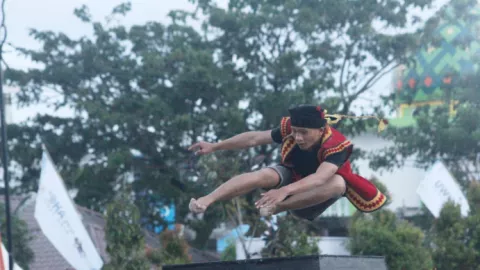 100 Pelompat Batu Warnai Pembukaan Ya’ahowu Nias Festival - GenPI.co
