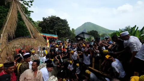 Ritual Langka itu Bernama Cuci Parigi - GenPI.co