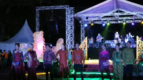D'mahen Tampil dalam Fashion Show Batik Khas Belitung - GenPI.co