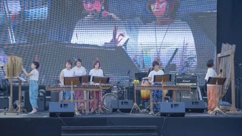 Wow! Angklung Dimainkan Musisi Jepang di Pasar Rakyat KORPRI - GenPI.co