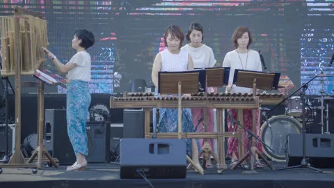 Wow! Angklung Dimainkan Musisi Jepang Di Pasar Rakyat KORPRI - GenPI.co