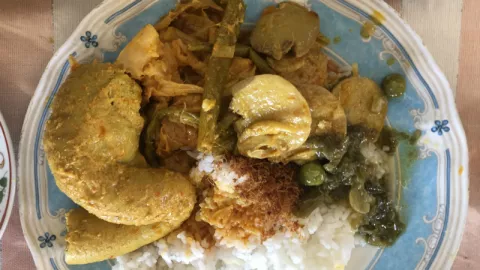 Makan Jadi 'Selero' Kalau Sudah di Nasi Kapau Uni Cah - GenPI.co