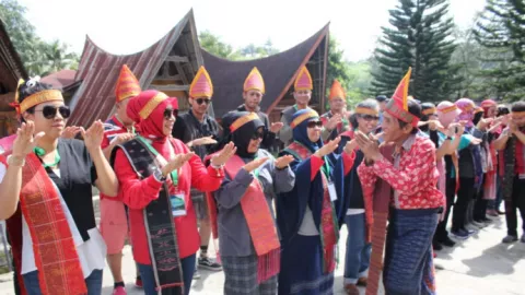 Peserta Famtrip Kunjungi Dua Desa Wisata di Samosir - GenPI.co