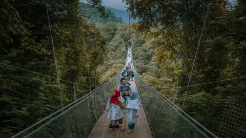 Jembatan Situ Gunung, Spot Instagramable Baru di Sukabumi - GenPI.co