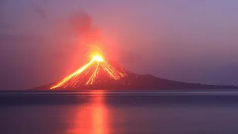 Debu Vulkanik Krakatau Tak Pengaruhi Penerbangan - GenPI.co