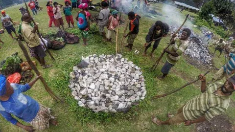 Mengenal Barapen, Tradisi Memasak ‘Bakar Batu’ Dari Papua - GenPI.co