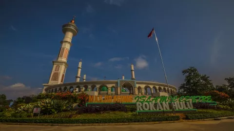 Wisata Religi, Masjid Agung Islamic Center Ramai Dikunjungi - GenPI.co