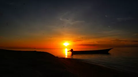 Menikmati Sunrise di Pantai Tanjung Batu Banggai - GenPI.co