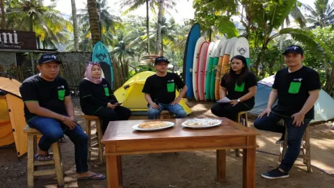 Pantai Wedi Awu Makin Atraktif dengan Joni Surf Camp - GenPI.co