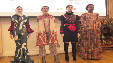 Rancangan Desainer Indonesia Bikin Fashion Enthusiast New York Penasaran - GenPI.co