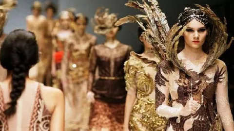 Indonesia Fashion Week 2019 Angkat Budaya Kalimantan - GenPI.co