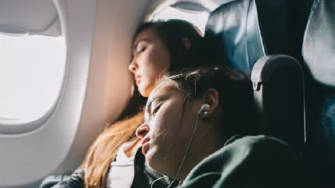 Begini Cara Tidur Pulas di Pesawat - GenPI.co