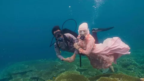 Sepasang Kekasih Foto Prewedding di Taman Laut Olele - GenPI.co