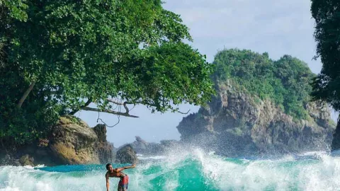 Pantai Wedi Awu, Spot Surfing di Malang - GenPI.co