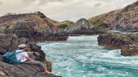 Batu Karang Pantai Semeti, Instagramable Banget - GenPI.co