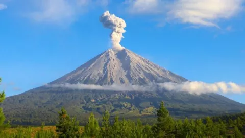 Hujan Abu Tipis Turun Seiring Aktivitas Vulkanik Gunung Merapi - GenPI.co