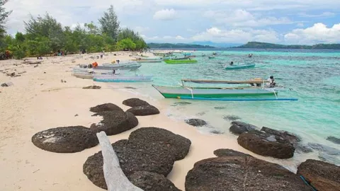 Milenial Percantik Pantai dari Tumpukan Sampah - GenPI.co