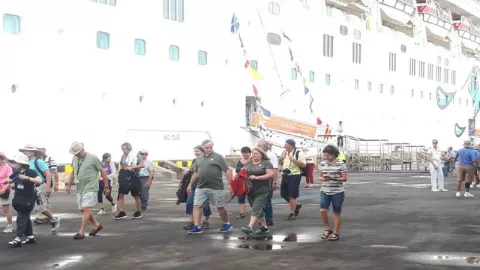 Keren, Kapal Pesiar Bodi Besar Asal Norwegia Berlabuh di Tanjung Emas - GenPI.co