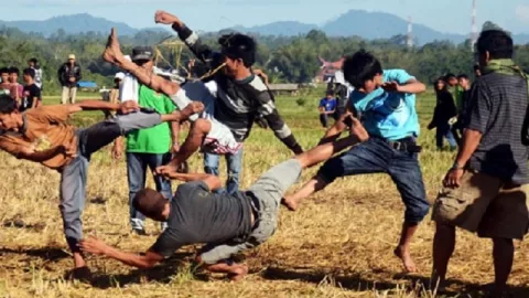 Adu Betis, Tradisi Keperkasaan Pria di Makassar - GenPI.co