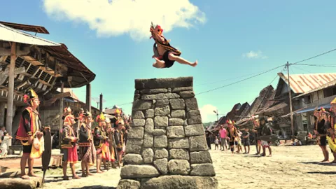 Mengenal Lompat Batu Yang Jadi Ikon Budaya Nias - GenPI.co