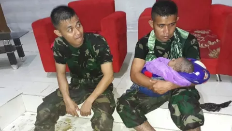 Prajurit TNI Selamatkan Bayi Usia 6 Bulan yang Terjebak Banjir di Sentani - GenPI.co