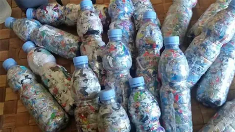 Olah Sampah Plastik Jadi Bernilai Guna Dengan Metode Ecobricks - GenPI.co