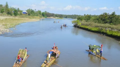 Arung Jeram Rakit Sungai Bone Berhasil Memikat Wisatawan - GenPI.co