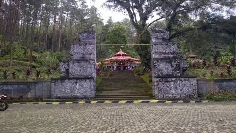 Keraton Gunung Kawi Tempat Bertapa Presiden Soekarno - GenPI.co