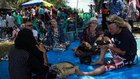 Serunya Turis Nikmati Kuah Beulangong Di Pulau Weh Sabang - GenPI.co