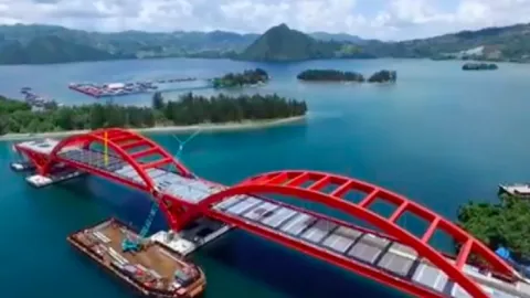 Jokowi: Jembatan Holtekamp, Ikon Baru Papua - GenPI.co