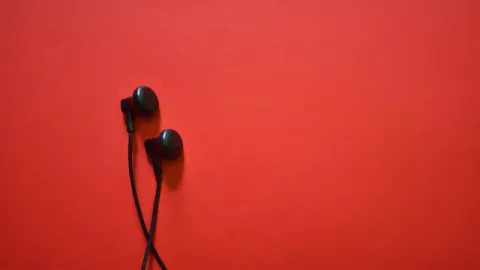 Sering Pakai Earphone, Ini Aturan Pakainya - GenPI.co