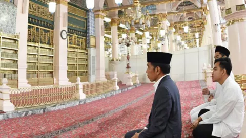 Presiden Jokowi Ziarah Ke Makam Nabi Muhammad SAW Di Masjid Nabawi - GenPI.co