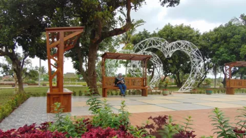 Mengenal Taman Srikserta, Royal Garden Pertama Di Indonesia - GenPI.co