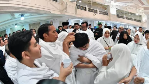 Presiden Jokowi Potong Rambut Gibran dan Kaesang Saat Umrah - GenPI.co