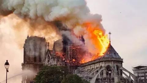 Paris Berduka Akibat Kebakaran Besar Di Gereja Notre Dame - GenPI.co