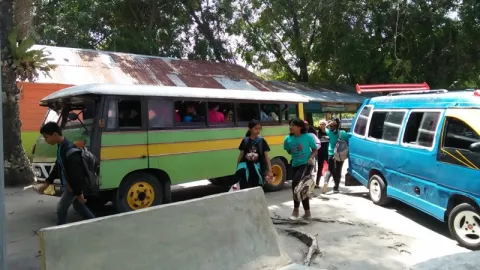 Asyiknya Keliling Tanjung Balai Karimun Naik Bas Kayu - GenPI.co