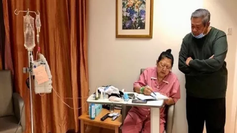 SBY Rela Tidur di Sofa Demi Dampingi Ani Yudhoyono di Rumah Sakit - GenPI.co