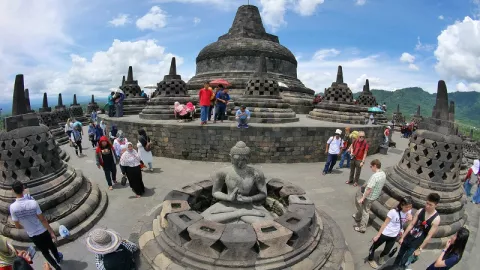 Borobudur Buatkan Jalur Khusus Wisatawan Mancanegara - GenPI.co